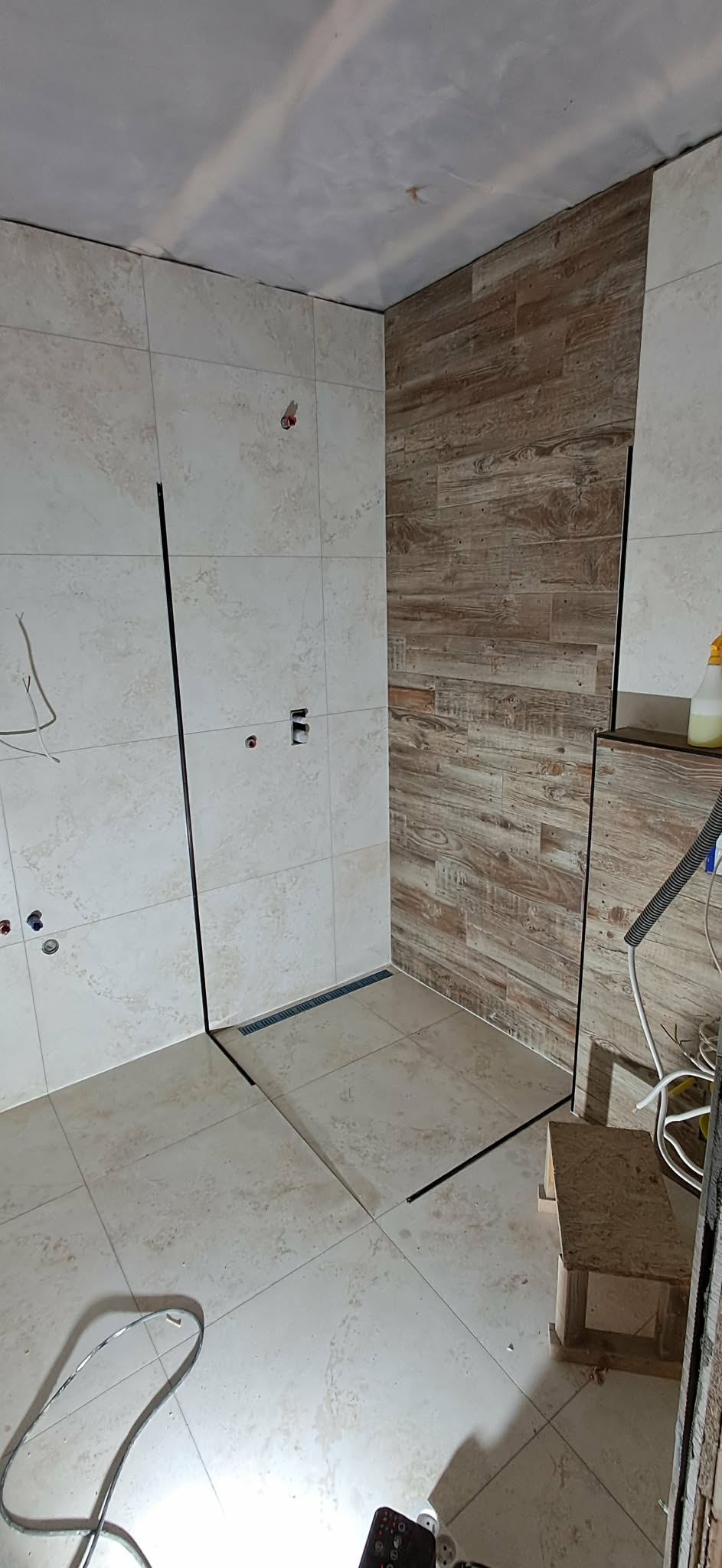 Veľkoformátový obklad v kúpeľni